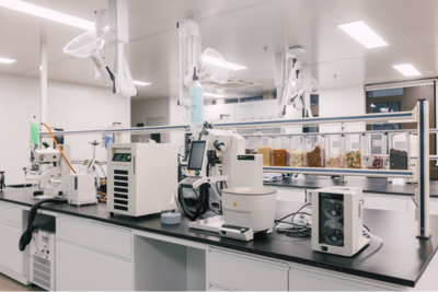 花西子获新华网“科研创新优秀案例”，以研发驱动引领中国彩妆高质量发展